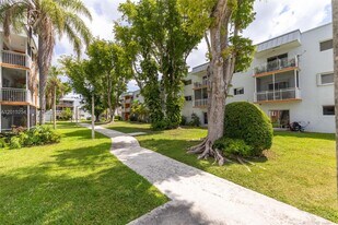 11301 SW 200th St in Miami, FL - Building Photo