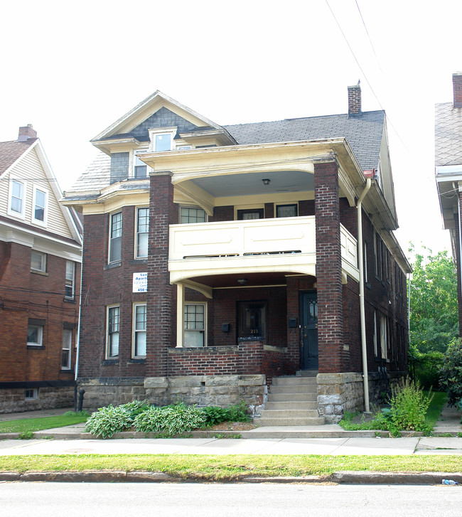 213-215 W 8th St in Erie, PA - Foto de edificio - Building Photo