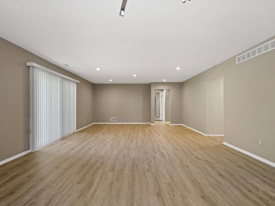 26656 Farmbrook Villa Dr, Unit Updated spacious condo in Southfield, MI - Foto de edificio