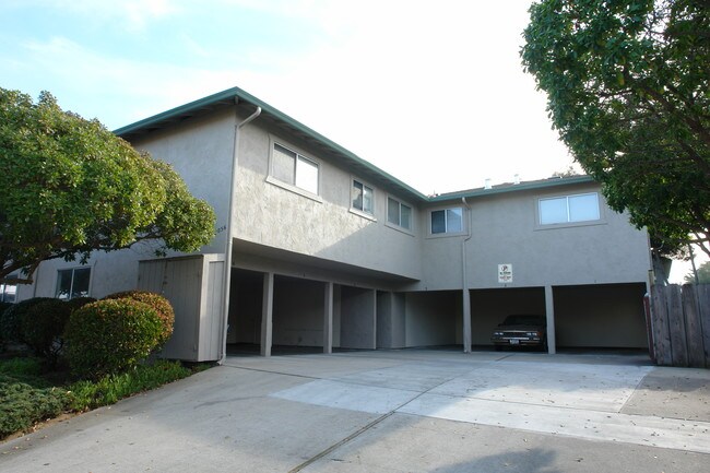 3056 Owen Ave in Marina, CA - Foto de edificio - Building Photo