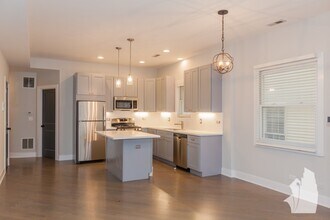 2714 N Wayne Ave, Unit 2 in Chicago, IL - Building Photo - Building Photo