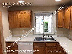 3902 Pringle Creek Ct SE in Salem, OR - Building Photo - Building Photo