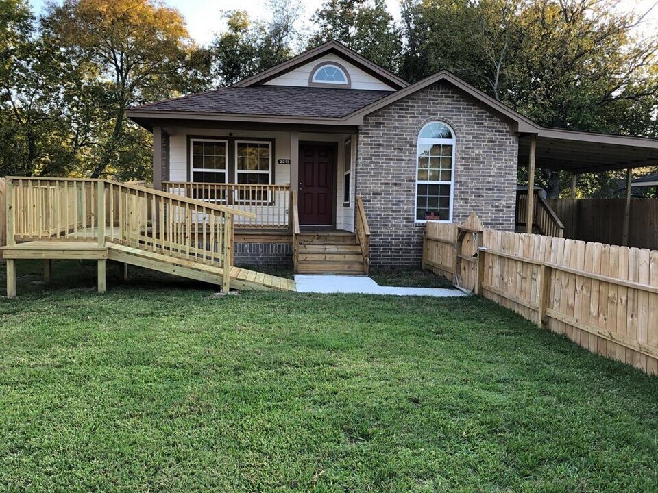 2011 Aldsworth Dr Photo