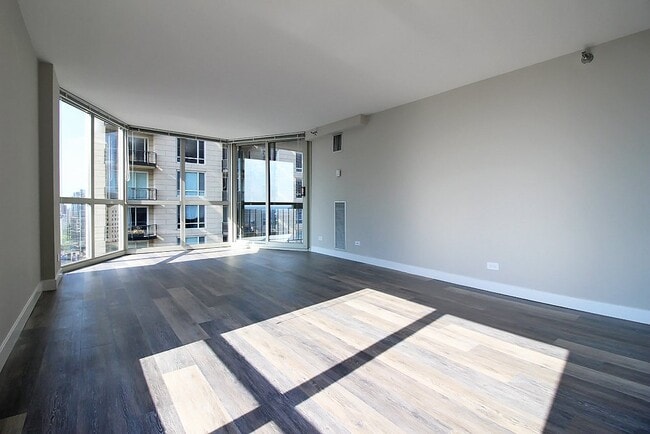 2 E Delaware Pl in Chicago, IL - Building Photo - Building Photo