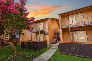 Bella Vista Sol in Dallas, TX - Building Photo