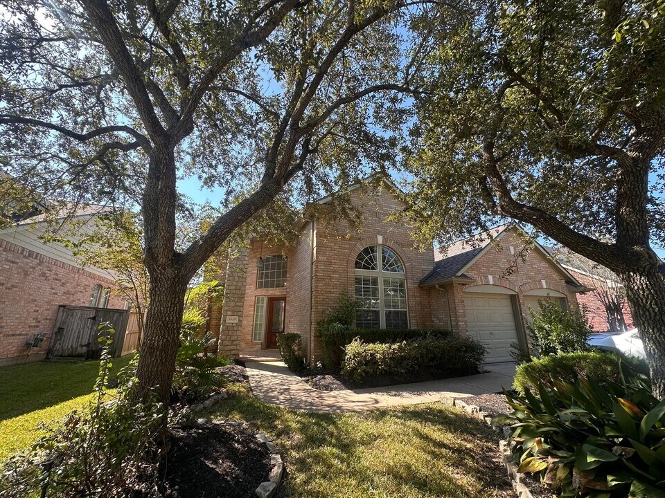 5819 Brook Bend Dr in Sugar Land, TX - Building Photo
