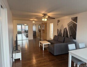 235 W Park Ave in Long Beach, NY - Building Photo - Building Photo