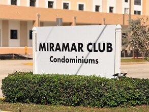 3252 Foxcroft Rd in Miramar, FL - Building Photo - Building Photo