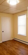 182 Pleasant St, Unit 182 Peasant St Unit #2 in Lowell, MA - Building Photo - Building Photo