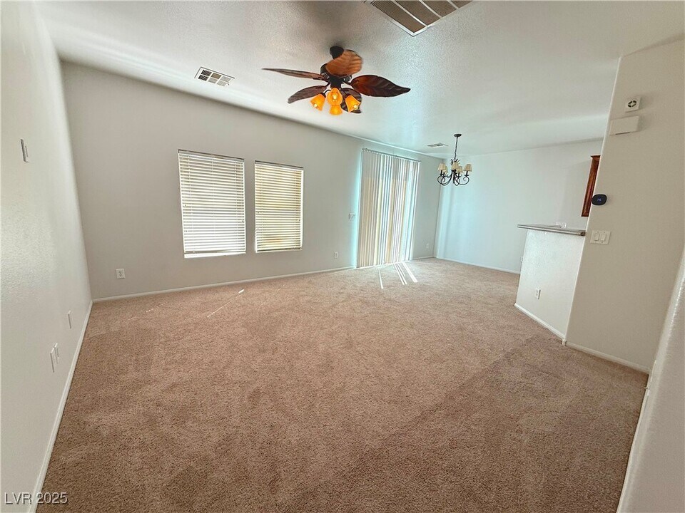 8925 W Perfect Diamond Ct in Las Vegas, NV - Foto de edificio
