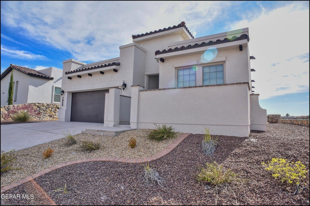 7454 Wooden Nickel Dr in El Paso, TX - Building Photo