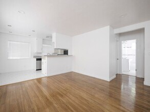1215 Granville Ave in Los Angeles, CA - Foto de edificio - Interior Photo