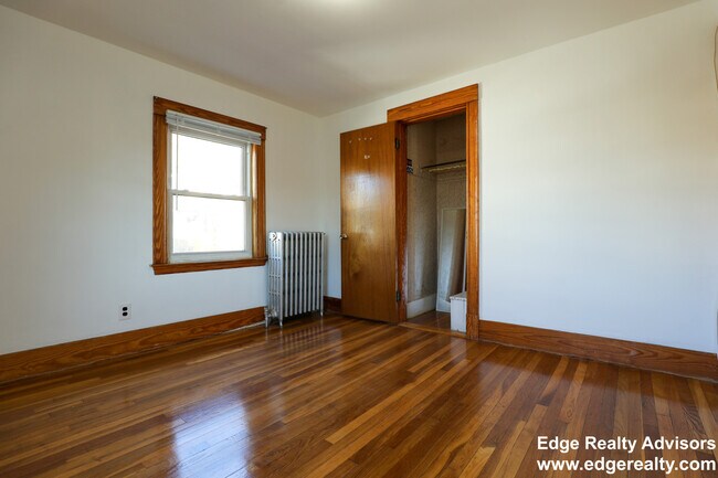 27 South Crescent Circuit, Unit 1 in Boston, MA - Foto de edificio - Building Photo