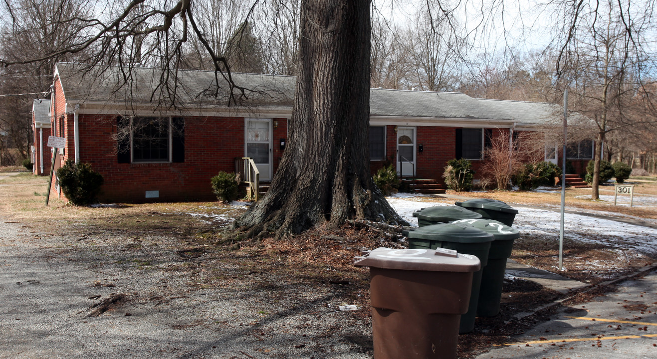 301 E Lake Dr in Greensboro, NC - Building Photo