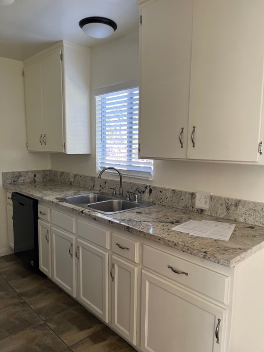 2345 Kansas Ave in Santa Monica, CA - Building Photo