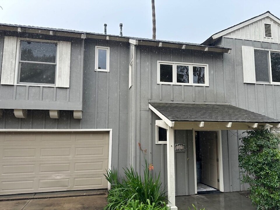 1109 E Cota St in Santa Barbara, CA - Building Photo