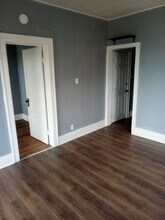 105 W Monroe Ave, Unit B in Vandergrift, PA - Foto de edificio - Building Photo