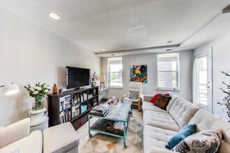 1461 Girard St NW, Unit 400 in Washington, DC - Foto de edificio - Building Photo