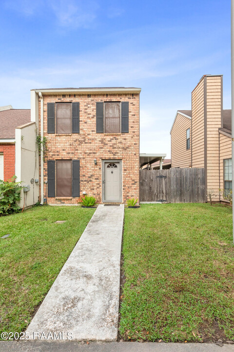 203 Long Plantation Blvd in Lafayette, LA - Building Photo