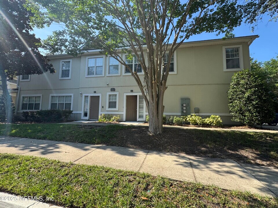 12423 Forest Lake Cir E in Jacksonville, FL - Foto de edificio