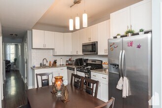 1431 N Springfield Ave, Unit 2 in Chicago, IL - Building Photo - Building Photo