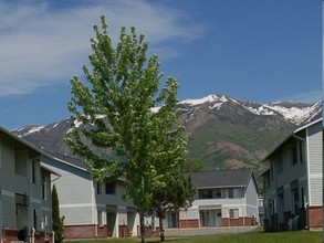 Roselane Apartments in Layton, UT - Foto de edificio - Building Photo