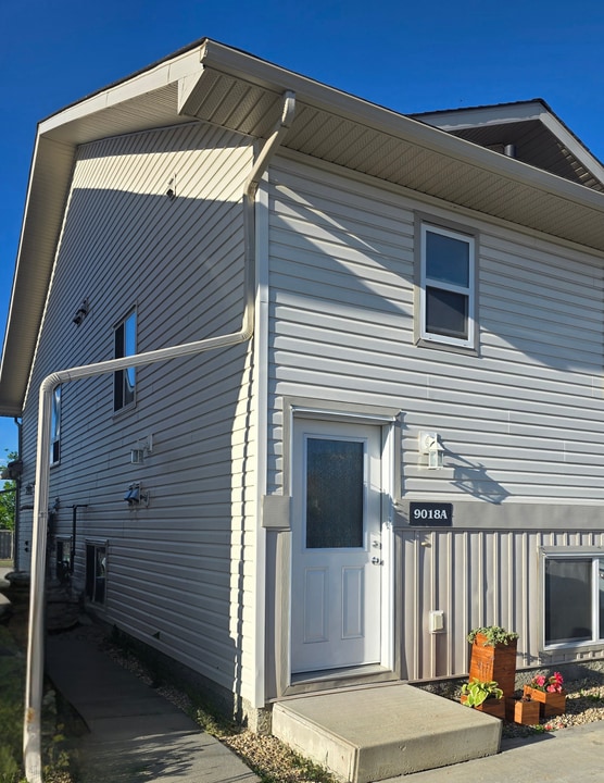 9018 A-90192 92 Ave in Grande Prairie, AB - Building Photo