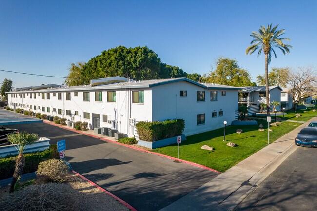 749 E Montebello Ave in Phoenix, AZ - Foto de edificio - Building Photo