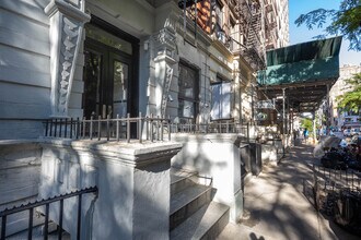 208 W 80th St in New York, NY - Foto de edificio - Building Photo