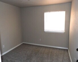 125 SE Surrey Ln in Lawton, OK - Building Photo - Building Photo