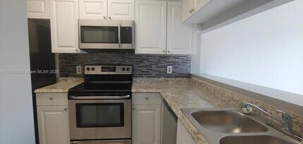 1069 Coral Club Dr in Coral Springs, FL - Foto de edificio - Building Photo