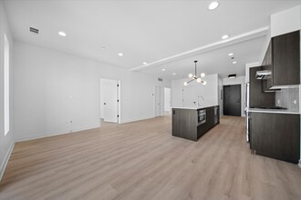 1811 W Grand Ave, Unit 1 in Chicago, IL - Building Photo - Building Photo