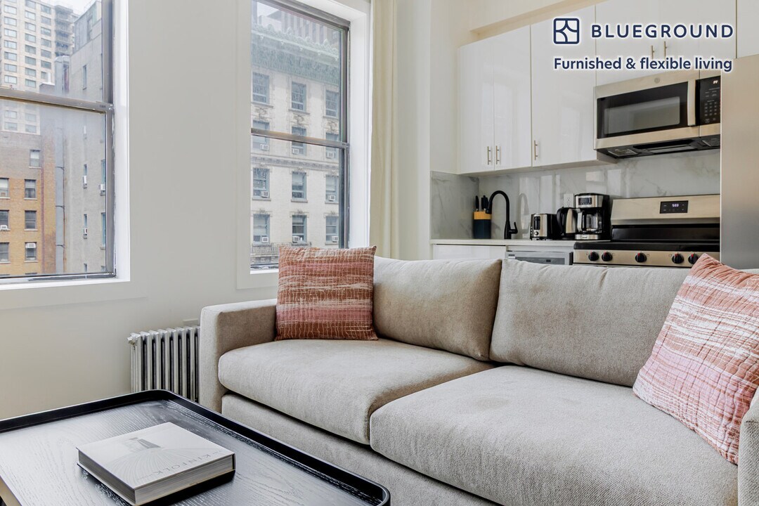 161 W 54th St in New York, NY - Building Photo