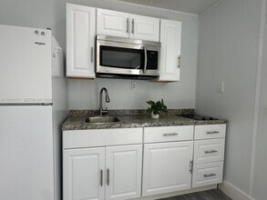 841 N 69th Ave in Hollywood, FL - Building Photo - Building Photo