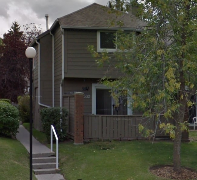 property at 829-829 Coach Bluff Crescent SW