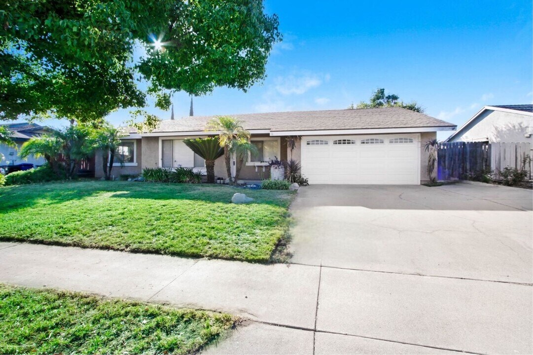 8855 Hemlock St in Rancho Cucamonga, CA - Foto de edificio
