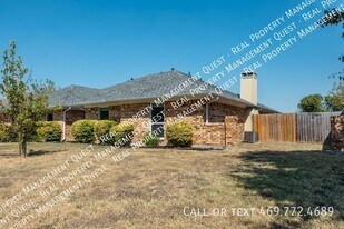 1226 Mockingbird Ln in Desoto, TX - Building Photo