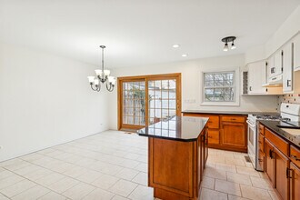 825 Country Club Dr in Libertyville, IL - Building Photo - Building Photo