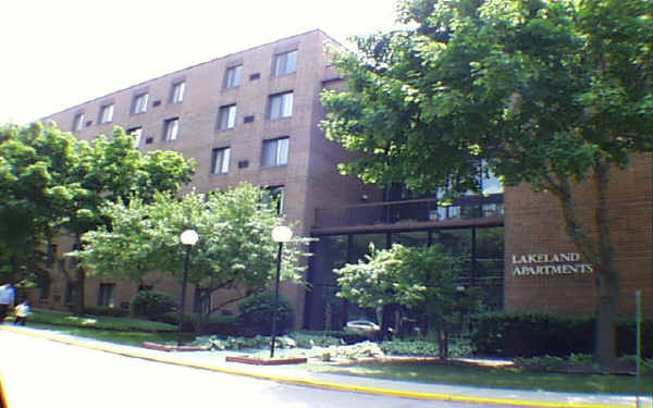 Lakeland Apartments in Fox Lake, IL - Building Photo