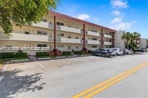 9220 S Hollybrook Lake Dr in Pembroke Pines, FL - Building Photo - Building Photo