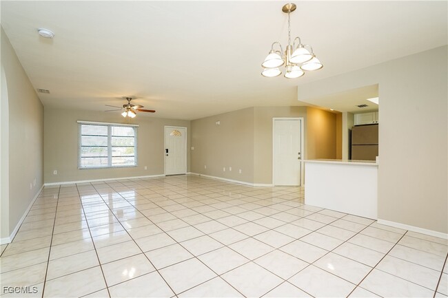 1929 NW 20th St in Cape Coral, FL - Foto de edificio - Building Photo