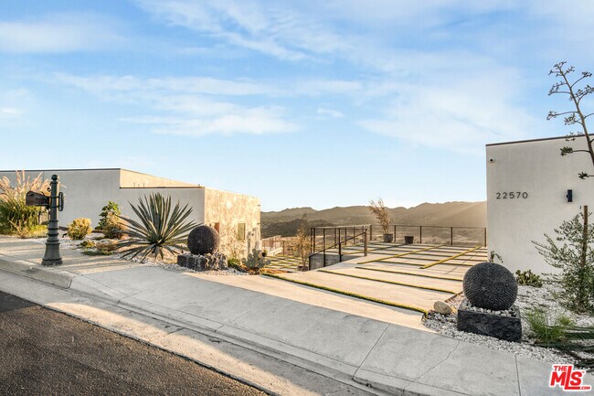 22570 S Summit Ridge Cir in Los Angeles, CA - Building Photo - Building Photo