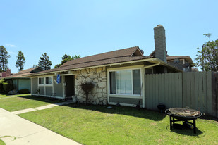 7642 Volga Dr in Huntington Beach, CA - Foto de edificio - Building Photo