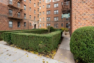 Chatwick Gardens in Forest Hills, NY - Building Photo - Building Photo