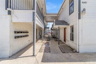 9 S 24th St in McAllen, TX - Building Photo