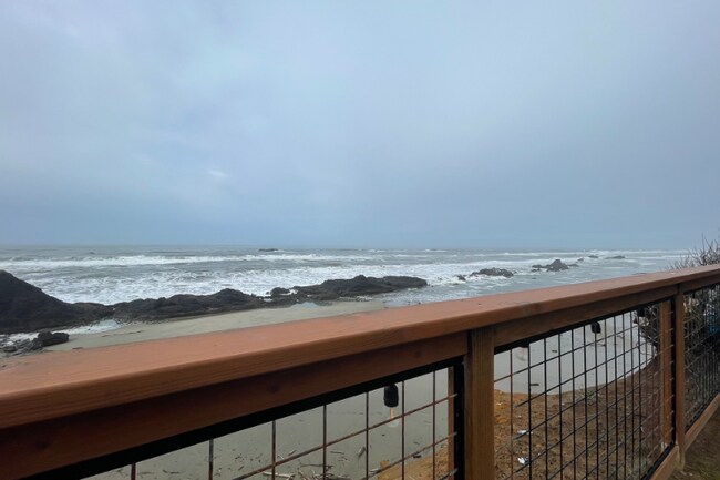 10340 NW Pacific Coast Hwy in Seal Rock, OR - Foto de edificio - Building Photo