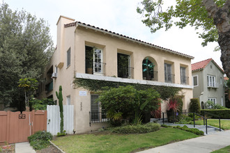 232 N Almont Dr in Beverly Hills, CA - Building Photo - Building Photo