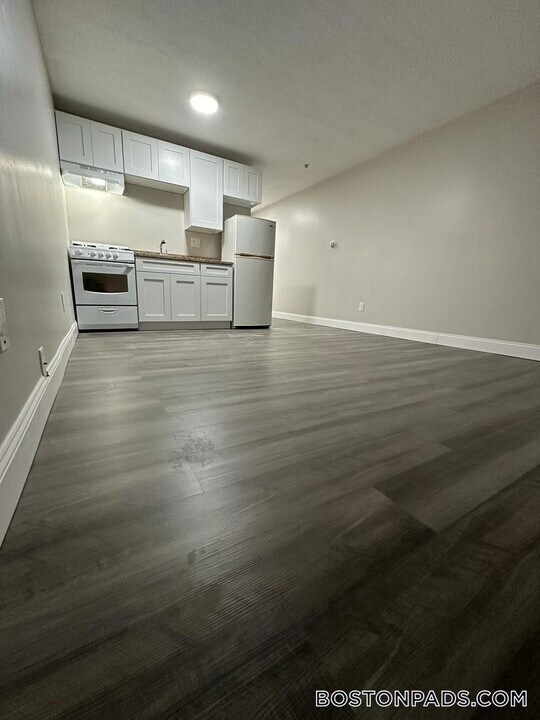887 Varnum Ave in Lowell, MA - Building Photo