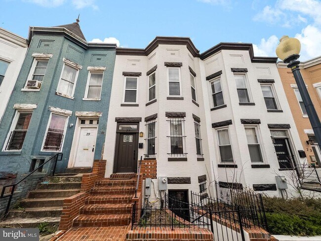 property at 27 Todd Pl NE