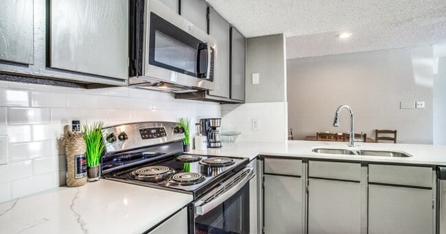 Preslee Apartments in Arlington, TX - Foto de edificio - Building Photo